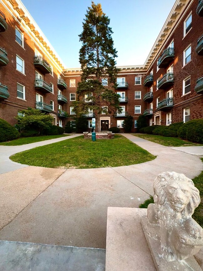 Building Photo - Harney Court- 1 Bedroom + Pet Friendly!