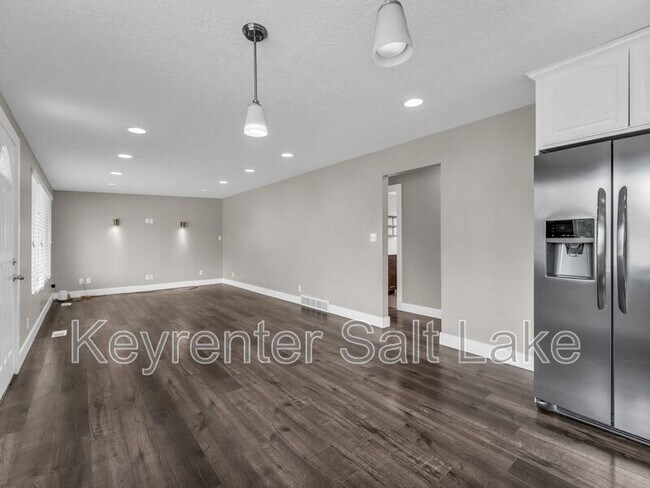 Building Photo - 1095 E 5190 S