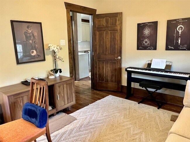 Building Photo - 1021 Louise St