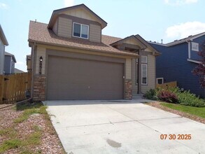 Building Photo - Great neighborhood! with open space and wa...