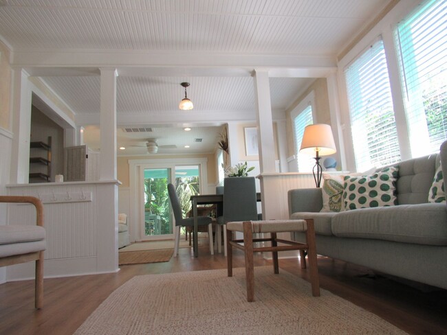 Building Photo - GULFPORT FURN. COTTAGE 2/2 EIGHT MONTH REN...