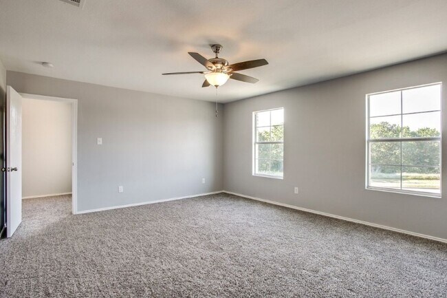 Building Photo - 2225 Splendor Ct