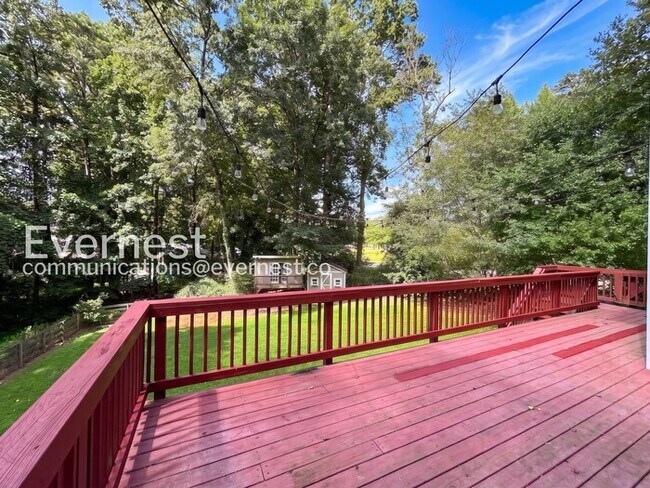 Building Photo - 4 Bed/2.5 Bath with Fenced Yard & Garage / Pet-Friendly