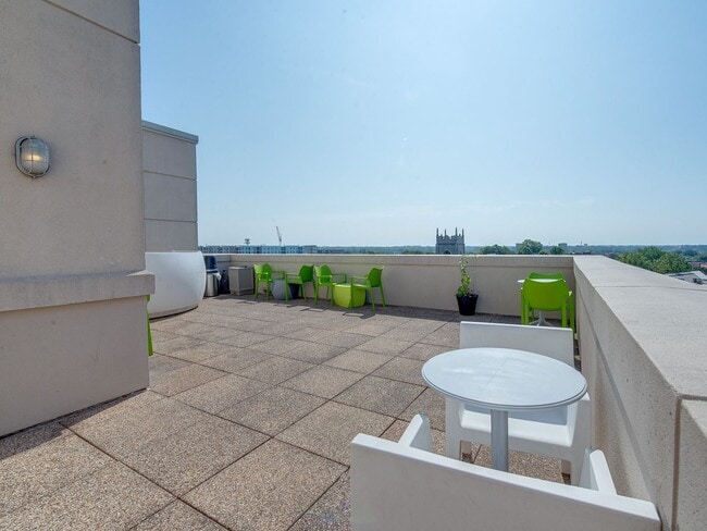 Building Photo - This move in ready condo has it all in Cha...