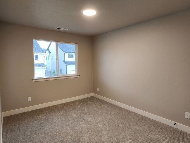 Building Photo - Beautiful  End Unit Townhome In Herriman