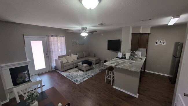 Building Photo - 1305 W Villa Maria Rd