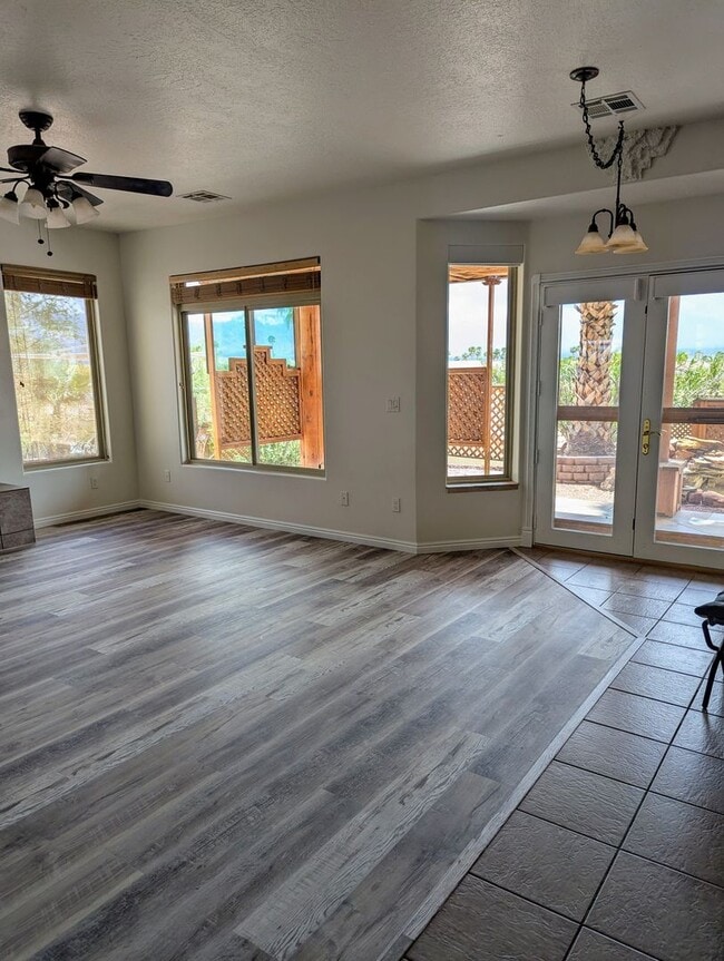 Building Photo - Santa Fe Vistas House!