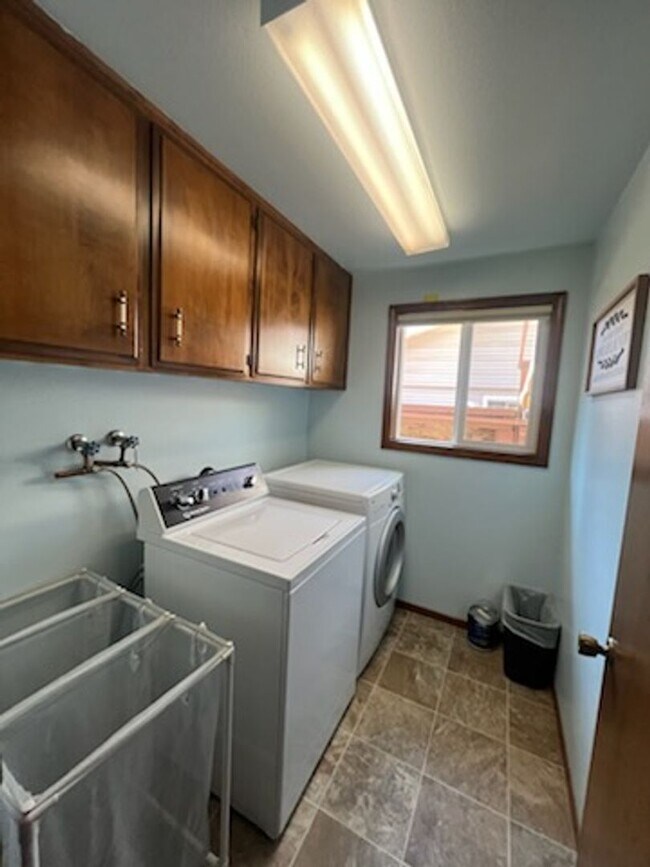 Building Photo - 3-Bedroom, 2-Bath Home Convenient Location...