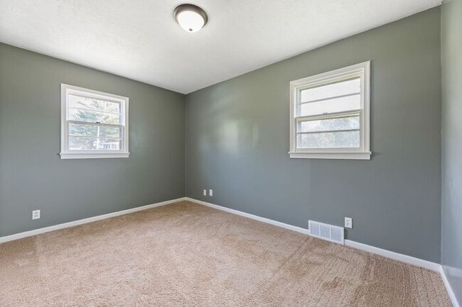 Building Photo - New listing -