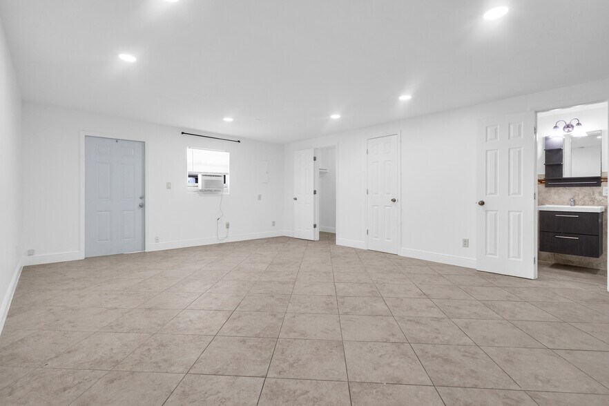 Building Photo - 1041 NE 9th Ave