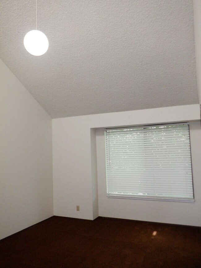 Building Photo - NE Bend 2bed/1.5bath Townhome near St Charles