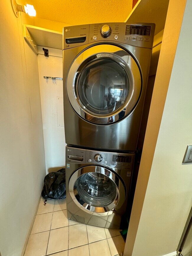 Building Photo - 600 S Dearborn St