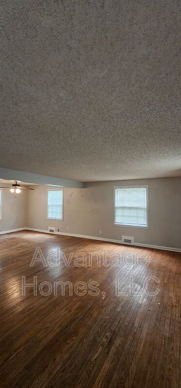 Building Photo - 612-614 E 63rd Terrace