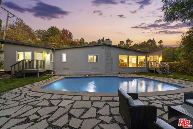 Primary Photo - 2601 Nichols Canyon Rd