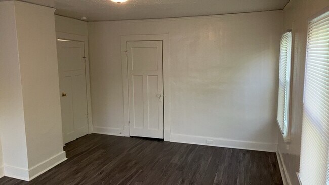 Building Photo - 338 Kenwood Ave