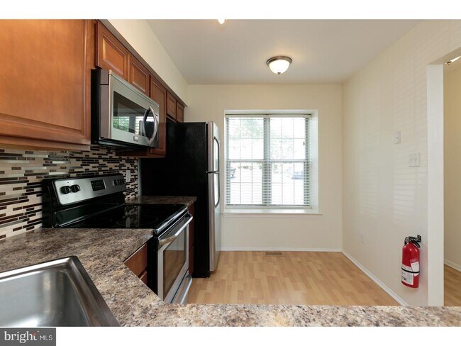 Building Photo - 122 Camber Ln