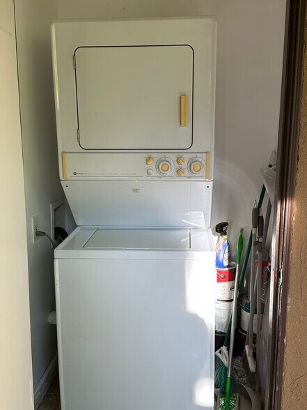 Building Photo - 18350 Hatteras St