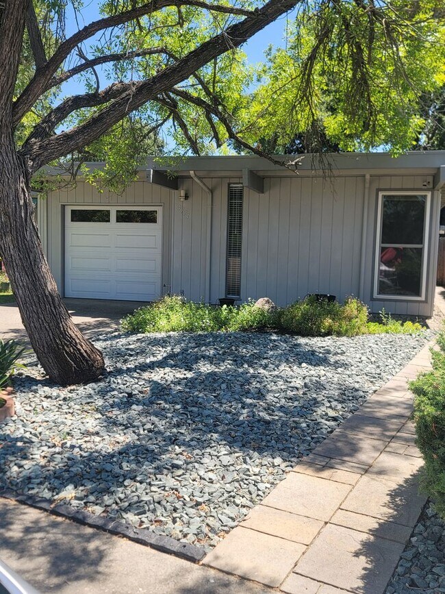 Building Photo - Mid-Century Modern half-plex in American R...