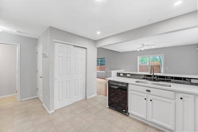 Building Photo - 6510 Stagecoach Ave