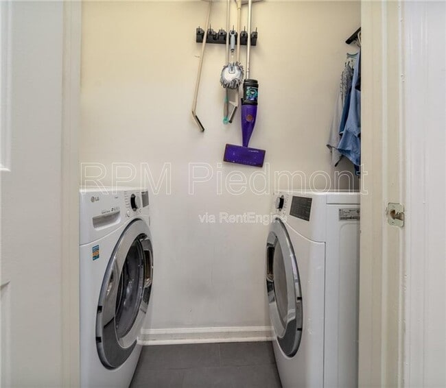 Building Photo - 220 Renaissance Pkwy NE