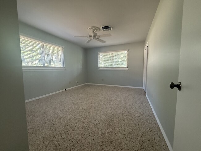 Building Photo - 2803 Smilax Ave