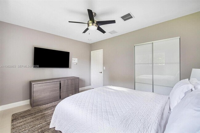 Building Photo - 1019 NE 115th St