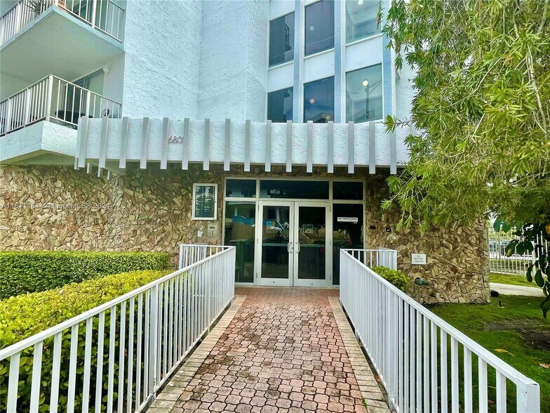 Primary Photo - 6801 Indian Creek Dr