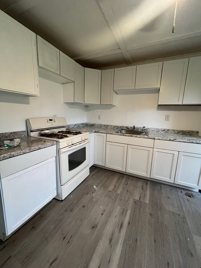 Building Photo - 4 bedroom Section 8 Approved Home