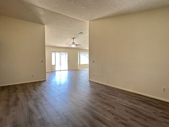 Building Photo - Low-Maintenance Living with Private Pool in Chandler