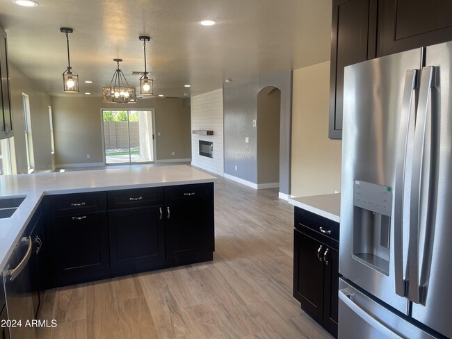 Building Photo - 15433 W Mercer Ln