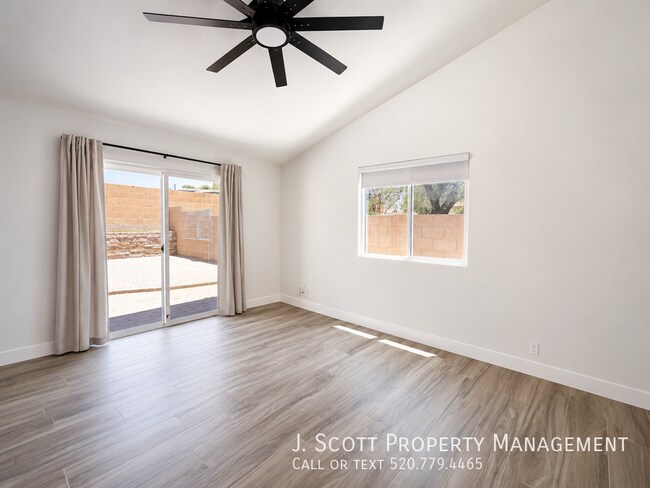 Building Photo - 6531 N 83rd Ln