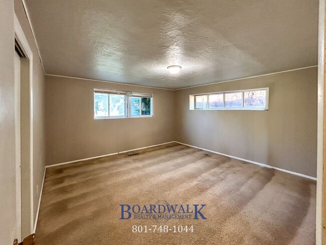 Building Photo - Spacious 3-Bed Basement Apartment in Sandy