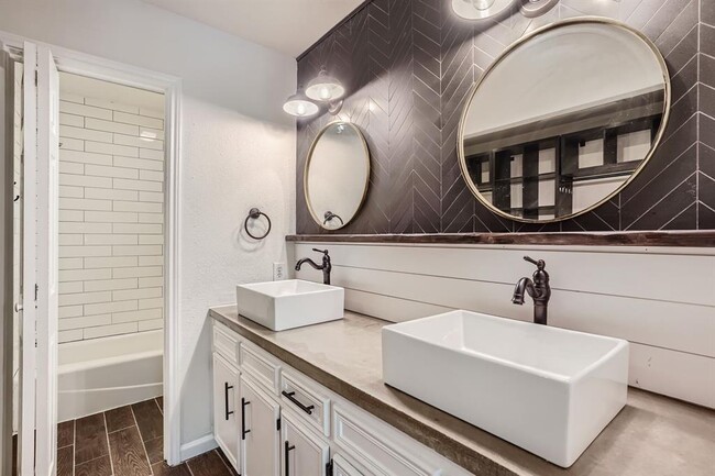 Building Photo - 1712 Hermitage Dr