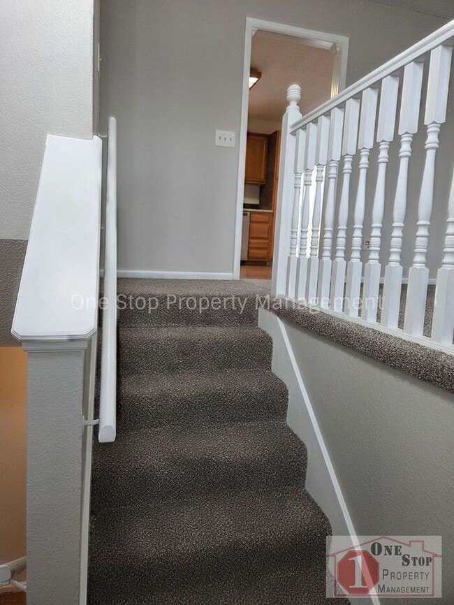 Building Photo - Cozy 3 bedroom 2.5 bathroom in Blue Springs, MO!