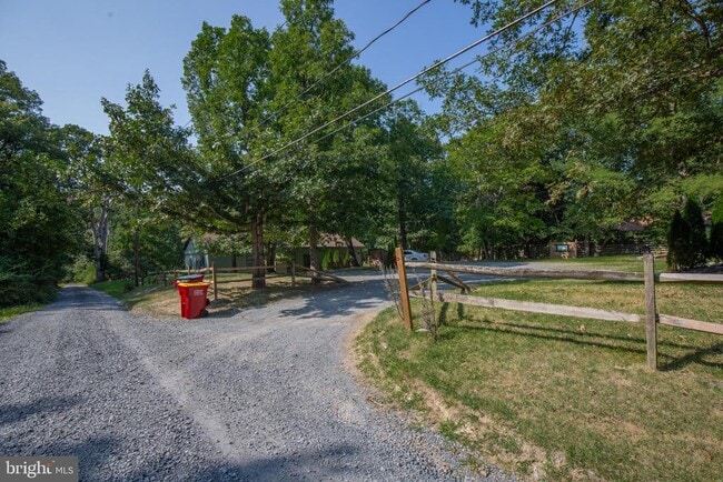 Building Photo - 115 Old Bridge Rd