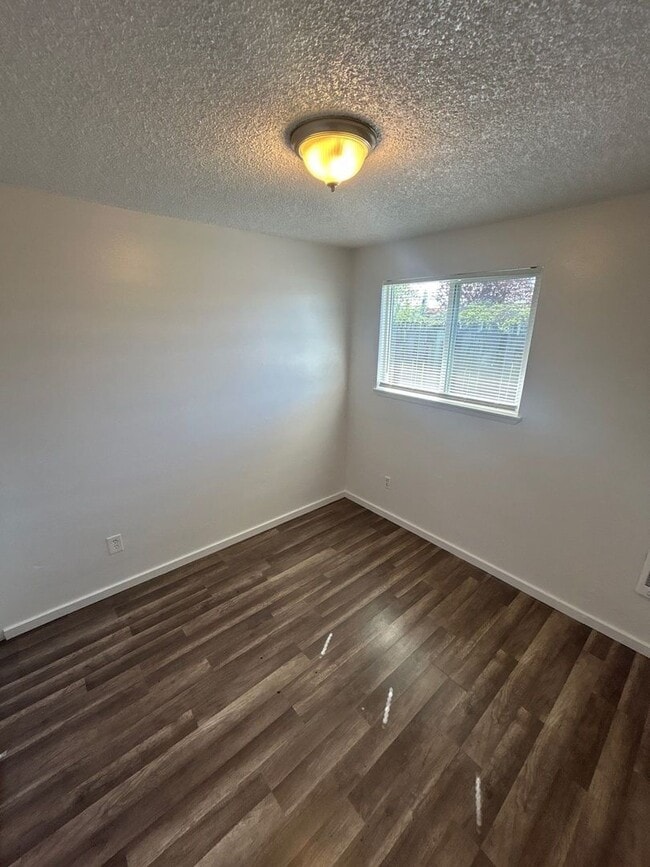 Building Photo - 576 Hill St SE