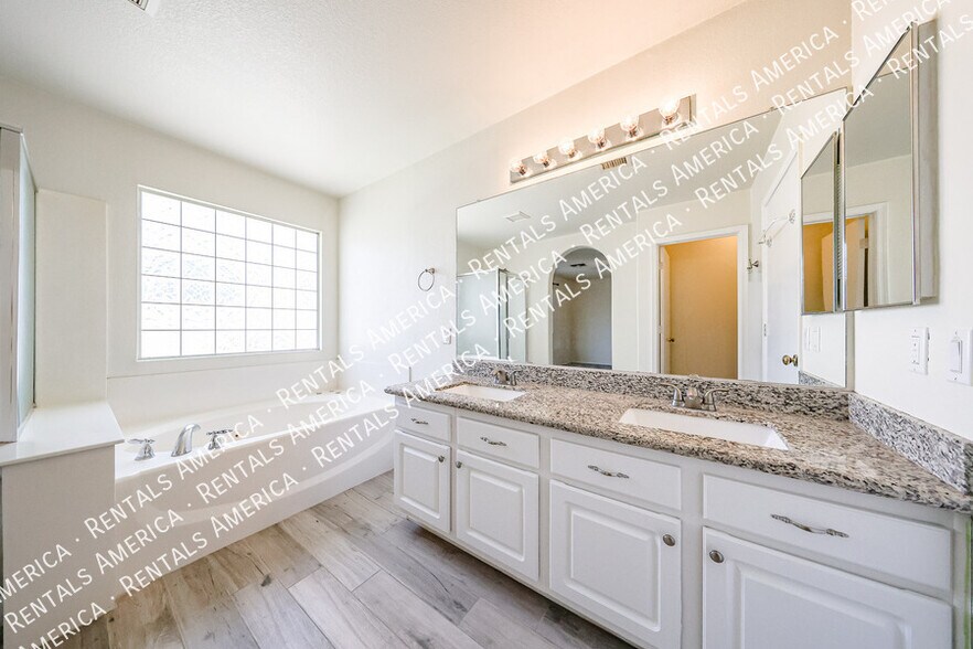 Building Photo - 2454 E Orchid Ln