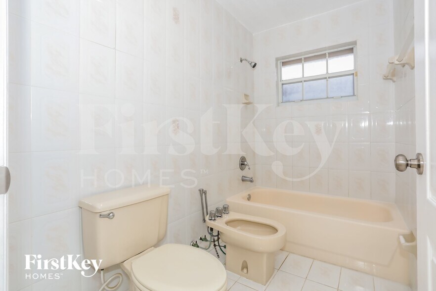 Building Photo - 15565 SW 138th Ave