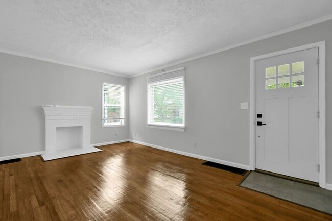 Building Photo - Charming Three-Bedroom Home in the Heart of Columbus!