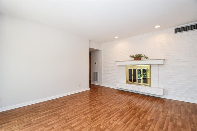 Building Photo - 2824 Briarhurst Dr