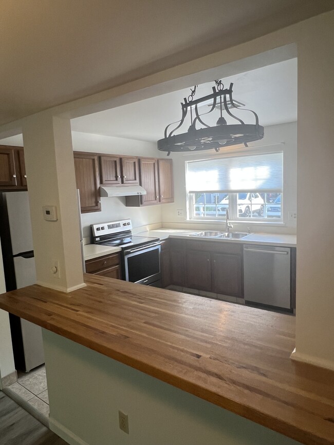 Building Photo - 709 Cambridge Ct