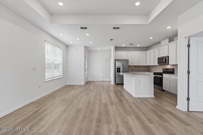 Building Photo - 368 Woods Ln