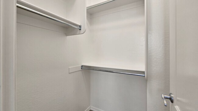 Building Photo - Upgraded kitchen and lots of sq ft in Verrado!