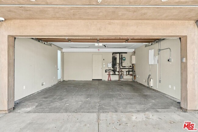 Building Photo - 744 Marine St