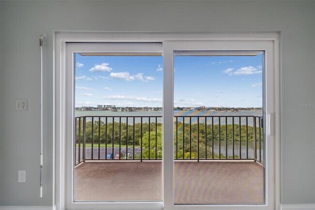 Building Photo - 7050 Sunset Dr S