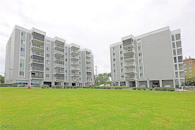 Building Photo - 2885 Palm Beach Blvd