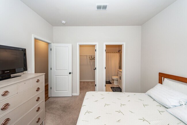 Building Photo - 4 Bedroom, 3.5 Bathroom Townhome in The Marshes at Cooper River - Charleston