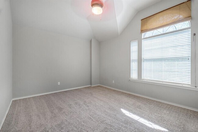 Building Photo - 4229 Kingsburg Dr