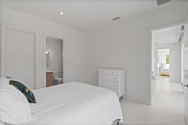 Building Photo - 221 Shore Ct