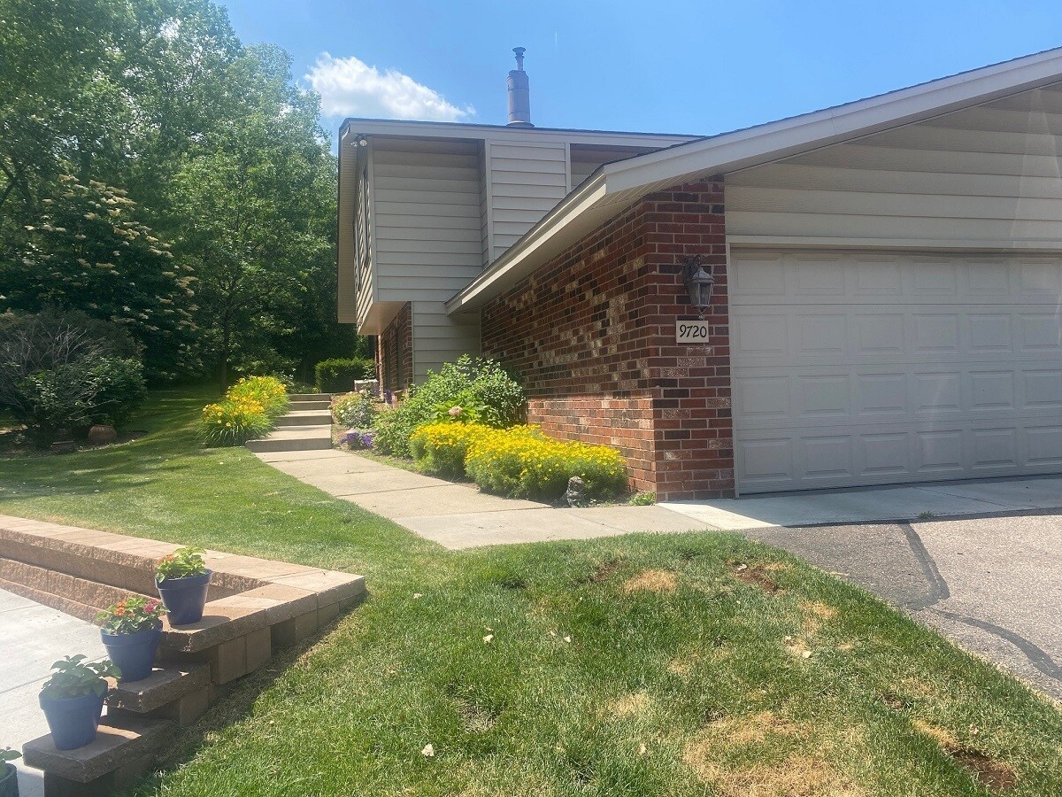 Building Photo - 9720 Cimarron Cir